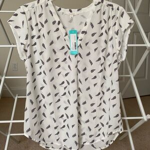 NWT-Stitch Fix - Fun2Fun V-neck Blouse. Size M